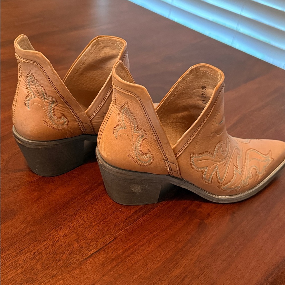 Circle G Embroidered Tan Ankle Booties - Picture 5 of 5